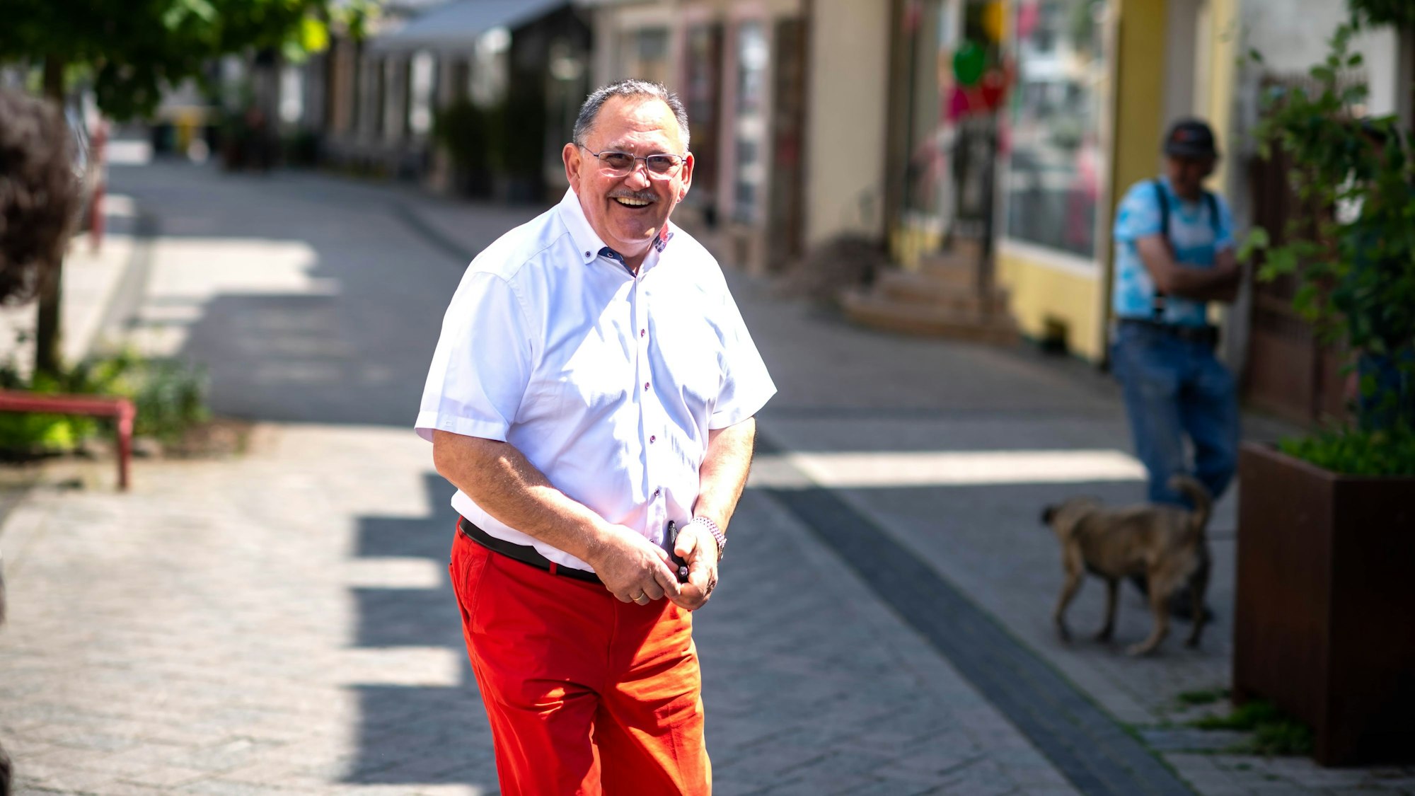 Der Gemünder Franz Schockert ist ab sofort Wiederaufbau-Botschafter des Kreises Euskirchen. Auf dem Bild steht er in der Fußgängerzone von Gemünd.