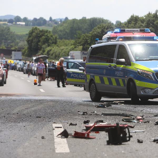 Autos stehen nach einem Autobahnunfall im Stau.