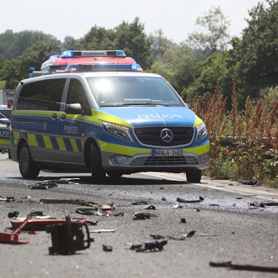 Autos stehen nach einem Autobahnunfall im Stau.