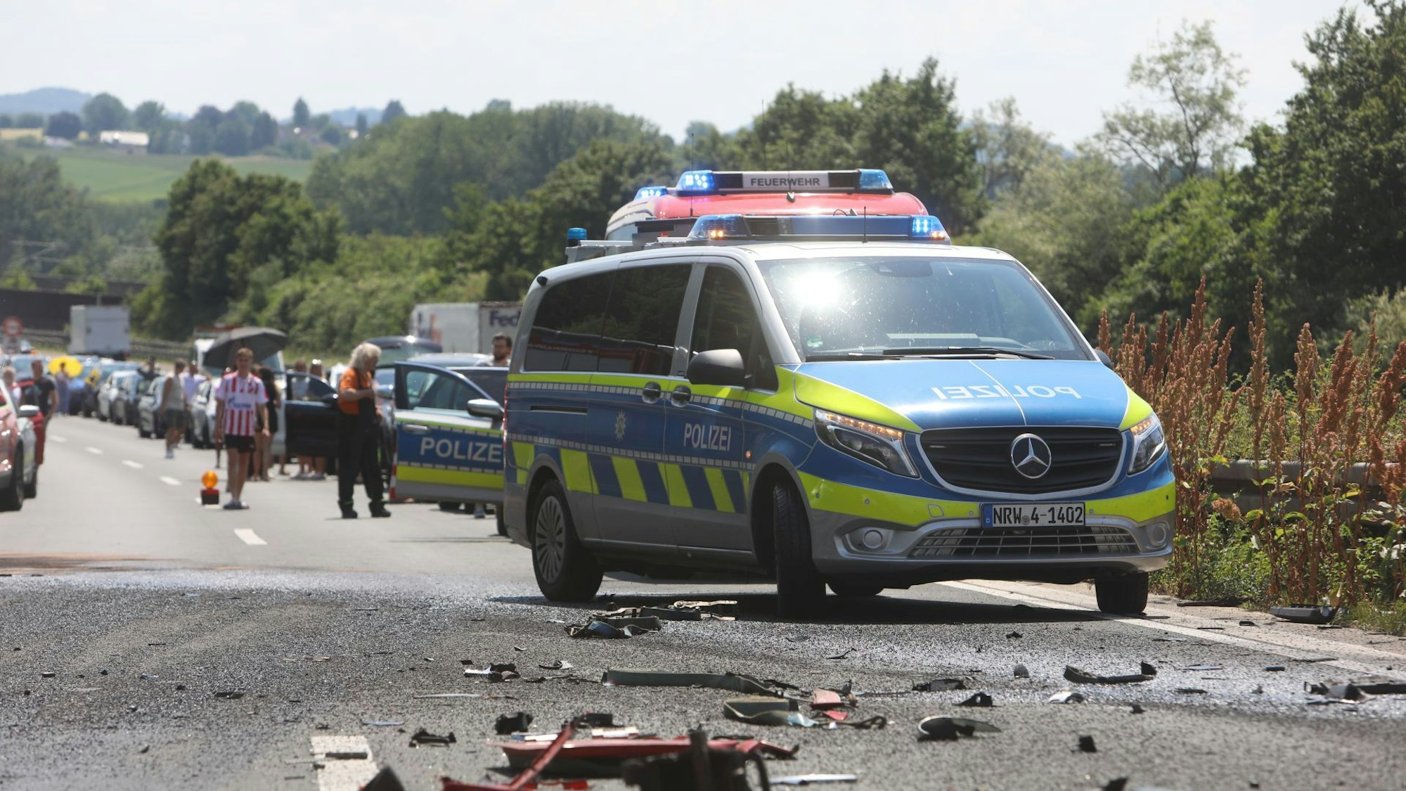 Autos stehen nach einem Autobahnunfall im Stau.