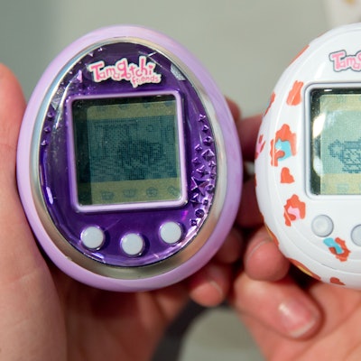Eine Person hält klassische Tamagotchies im „Eier“-Format. Hersteller Bandai hat eine Neuauflage angekündigt, die „Tamagotchi Uni“ bekommen einige neue Features. (Symbolbild)