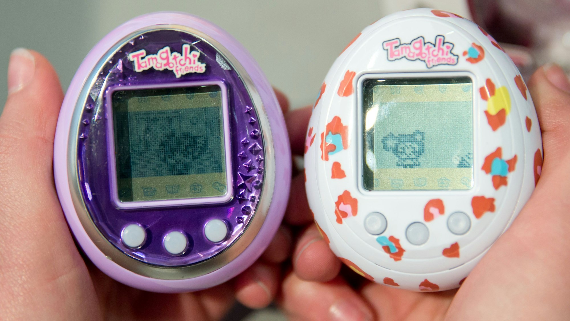 Eine Person hält klassische Tamagotchies im „Eier“-Format. Hersteller Bandai hat eine Neuauflage angekündigt, die „Tamagotchi Uni“ bekommen einige neue Features. (Symbolbild)