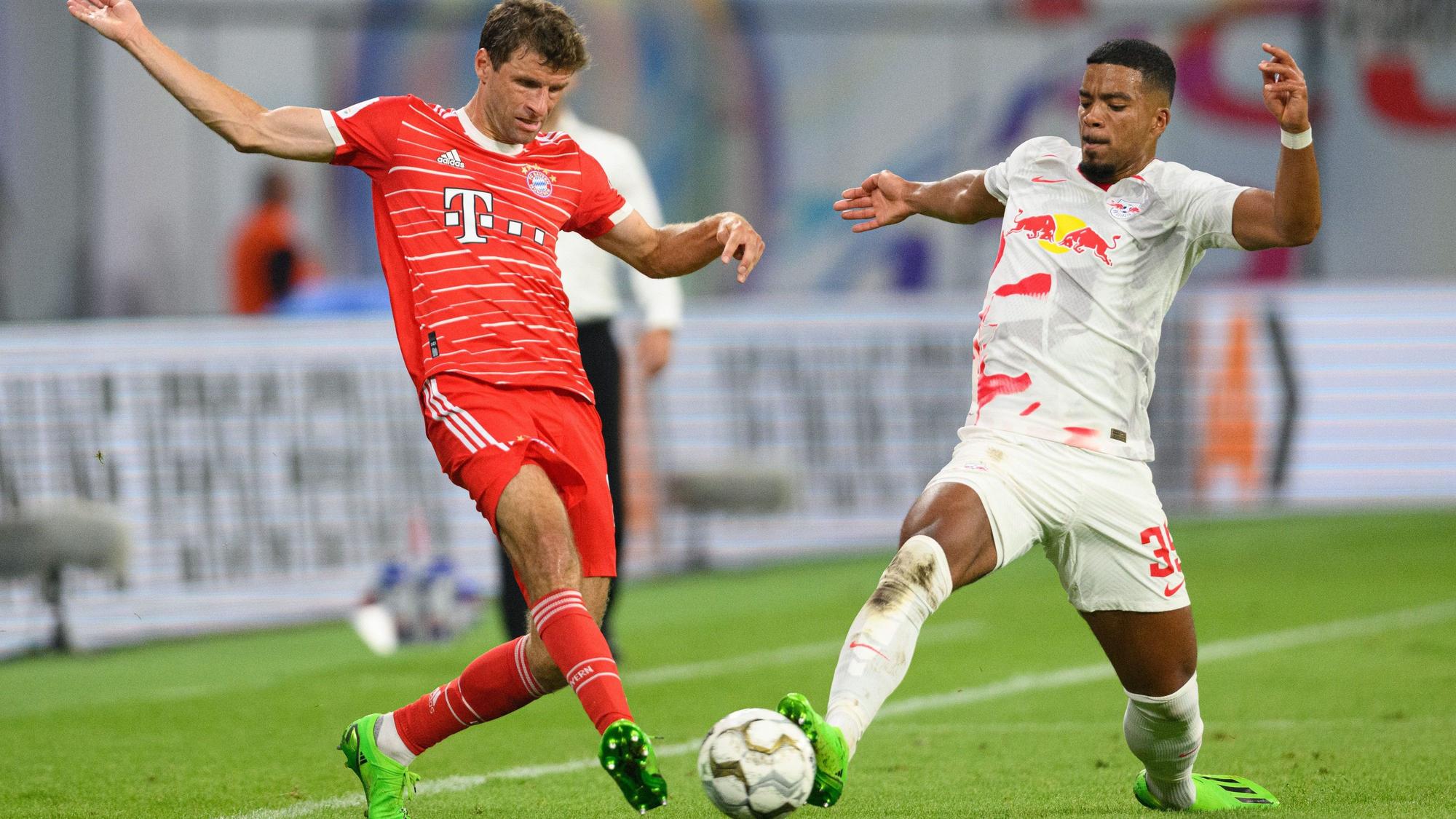 Leipzigs Benjamin Henrichs (r) gegen Münchens Thomas Müller.