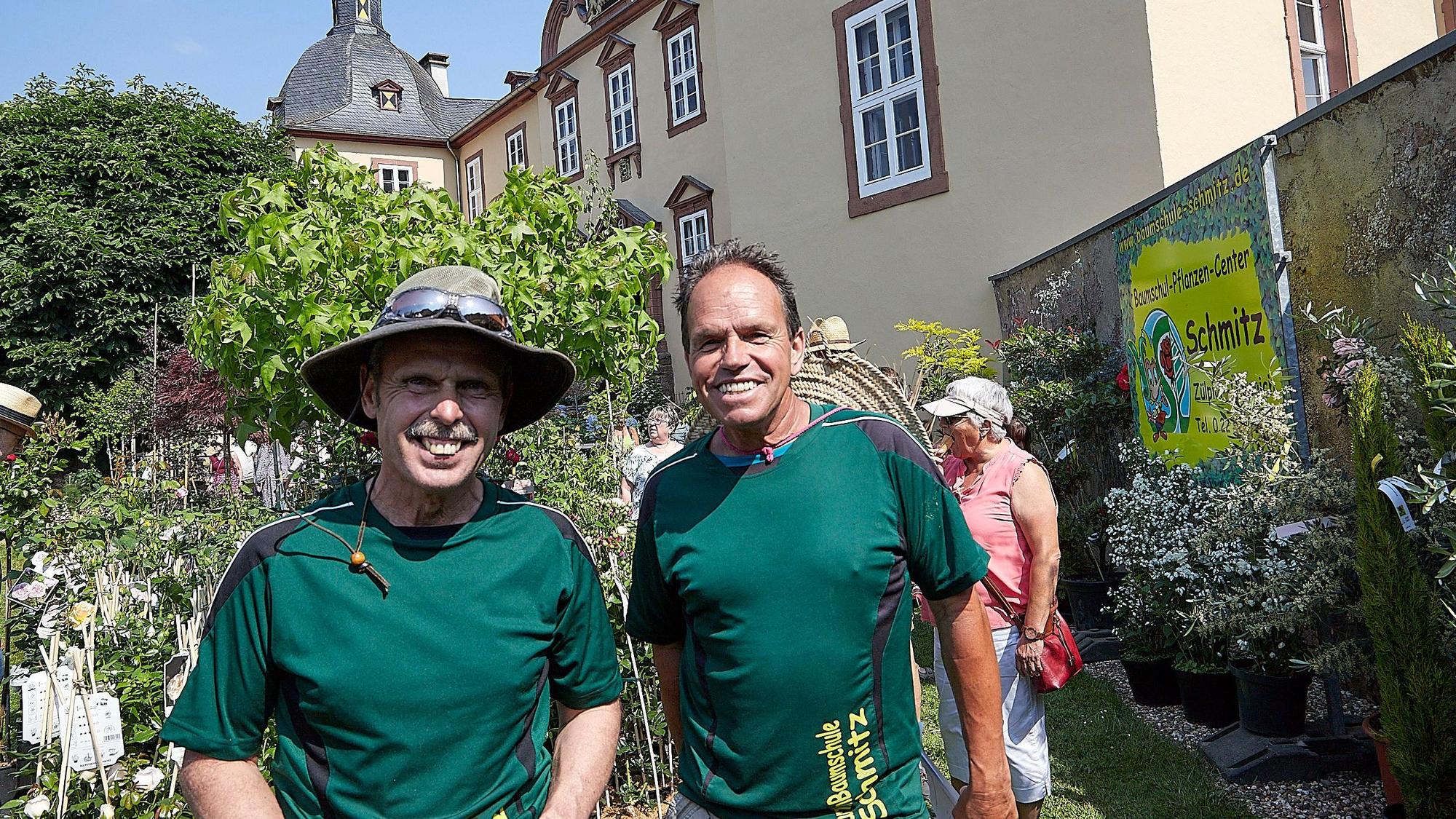 Zwei Männer stehen vor dem Schloss Eicks.