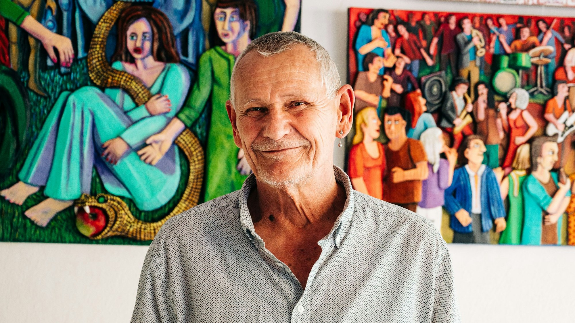 Pero Carton vor seinen Werken.