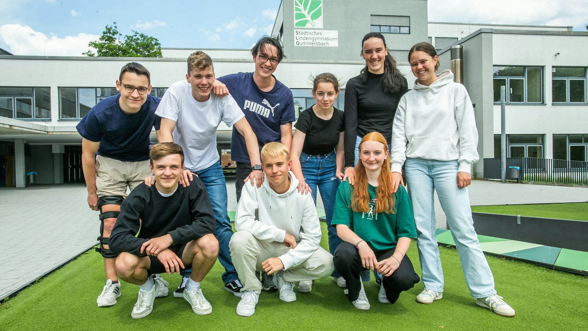 Gruppenbild von Schülern vor dem Lindengymnasium in Gumemrsbach.