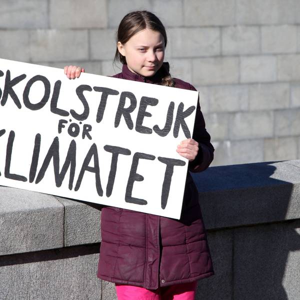 Die schwedische Klimaaktivistin Greta Thunberg hält während ihres Schulstreiks vor dem Reichstag ihr Schild mit der Aufschrift ´Skolstrejk för klimatet» (Schulstreik fürs Klima) in die Höhe.
