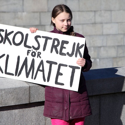 Die schwedische Klimaaktivistin Greta Thunberg hält während ihres Schulstreiks vor dem Reichstag ihr Schild mit der Aufschrift ´Skolstrejk för klimatet» (Schulstreik fürs Klima) in die Höhe.