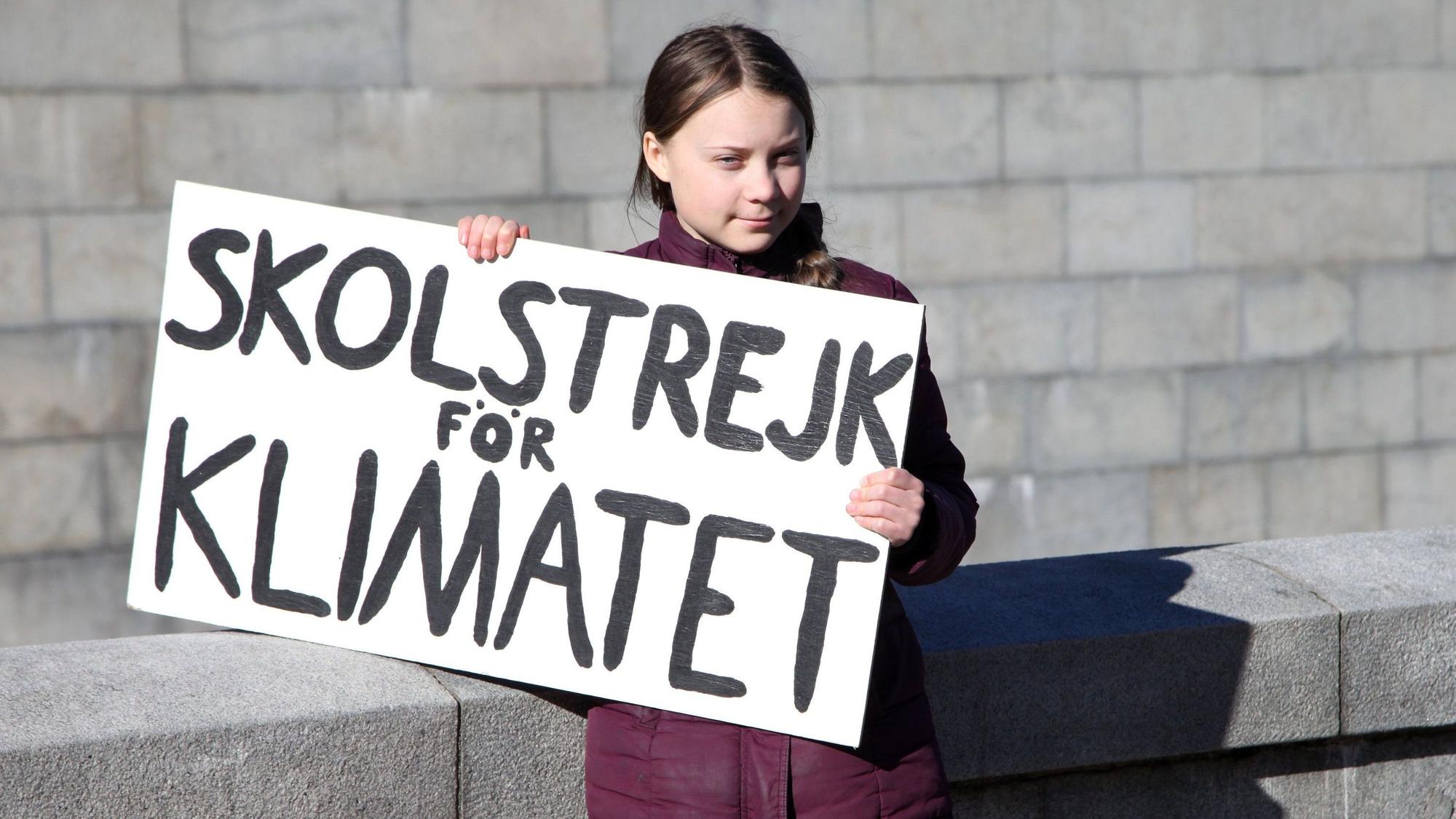 Die schwedische Klimaaktivistin Greta Thunberg hält während ihres Schulstreiks vor dem Reichstag ihr Schild mit der Aufschrift ´Skolstrejk för klimatet» (Schulstreik fürs Klima) in die Höhe.