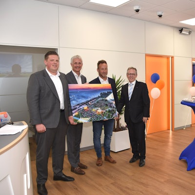 Bürgermeister Andreas Heller (2.v.r.) überreichte ein Bild zur Wiedereröffnung der Volksbank-Hauptstelle an Regionalleiter Martin Drösser sowie die Vorstände Patrick Grosche und Volker Leisten (v.r.).