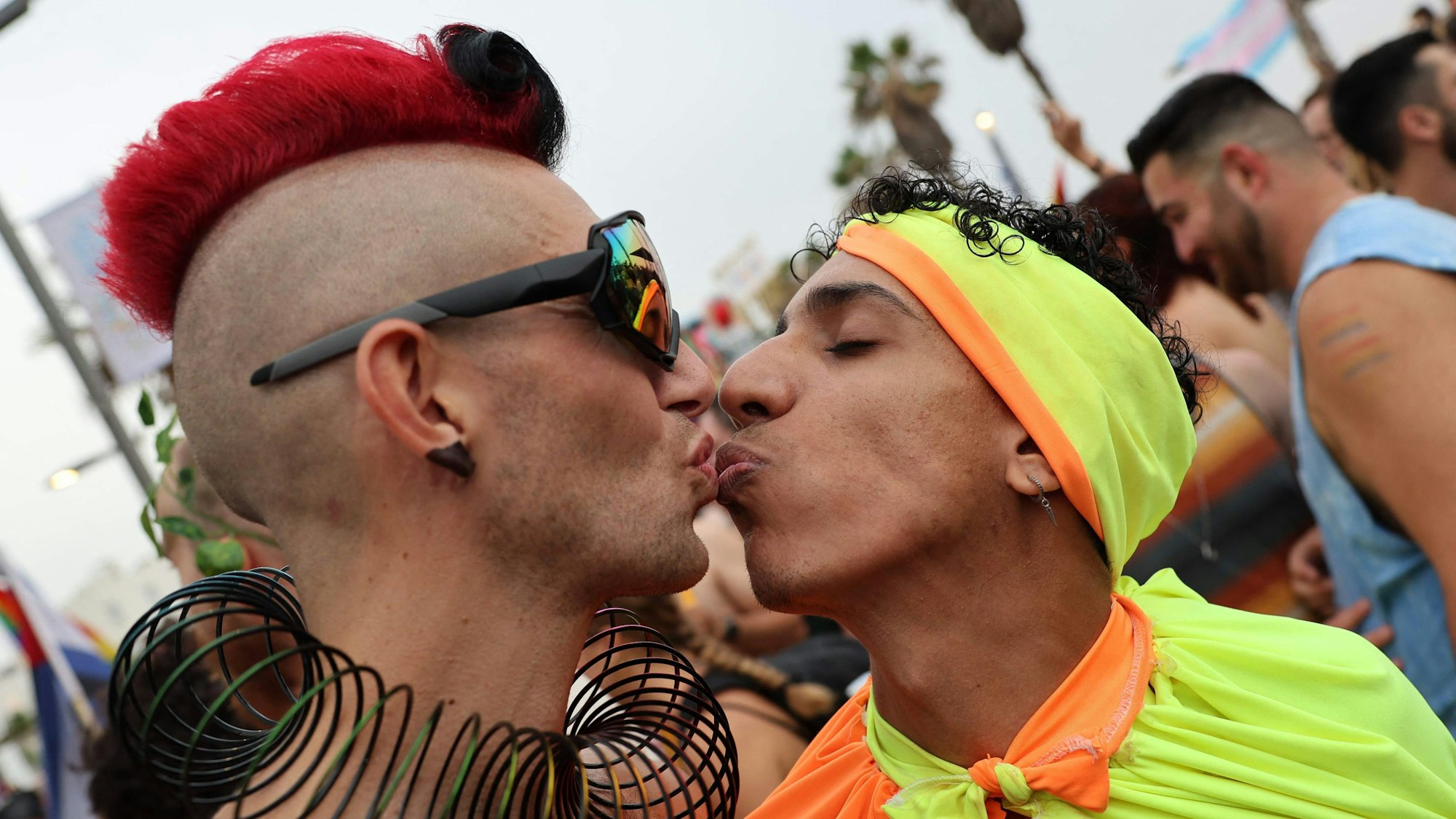 Teilnehmer küssen sich während der jährlichen Pride-Parade in Tel Aviv am 8. Juni 2023.