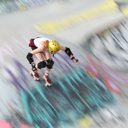 Ein Mann fährt auf seinen Rollerskates durch den Skaterpark im Frankfurter Osthafenpark.