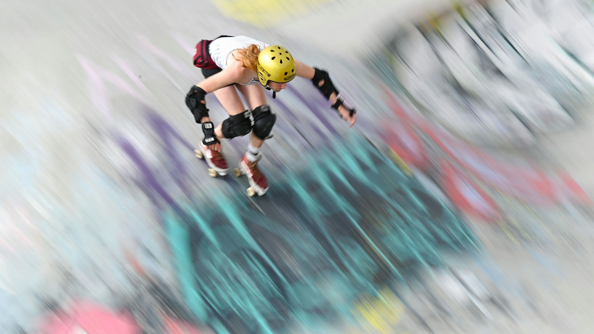 Ein Mann fährt auf seinen Rollerskates durch den Skaterpark im Frankfurter Osthafenpark.