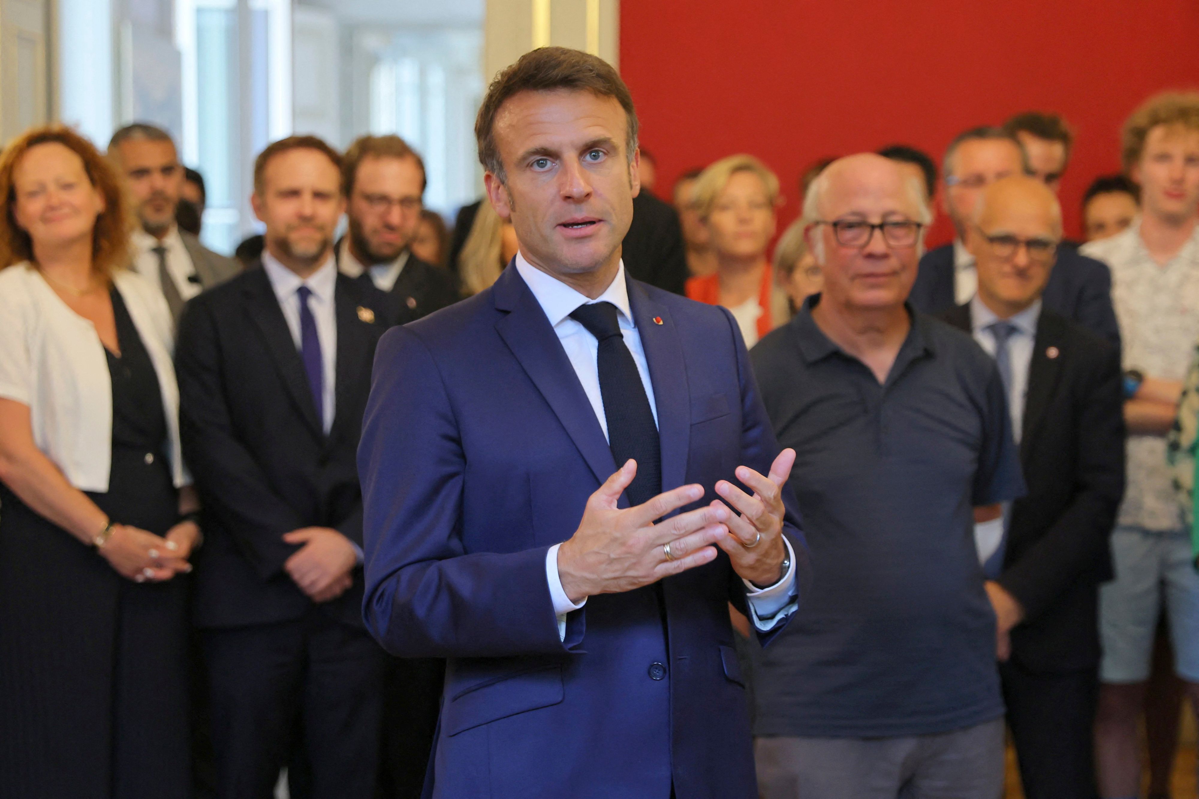 Emmanuel Macron, Präsident von Frankreich, hält eine Rede, während er Rettungskräfte in den französischen Alpen trifft.