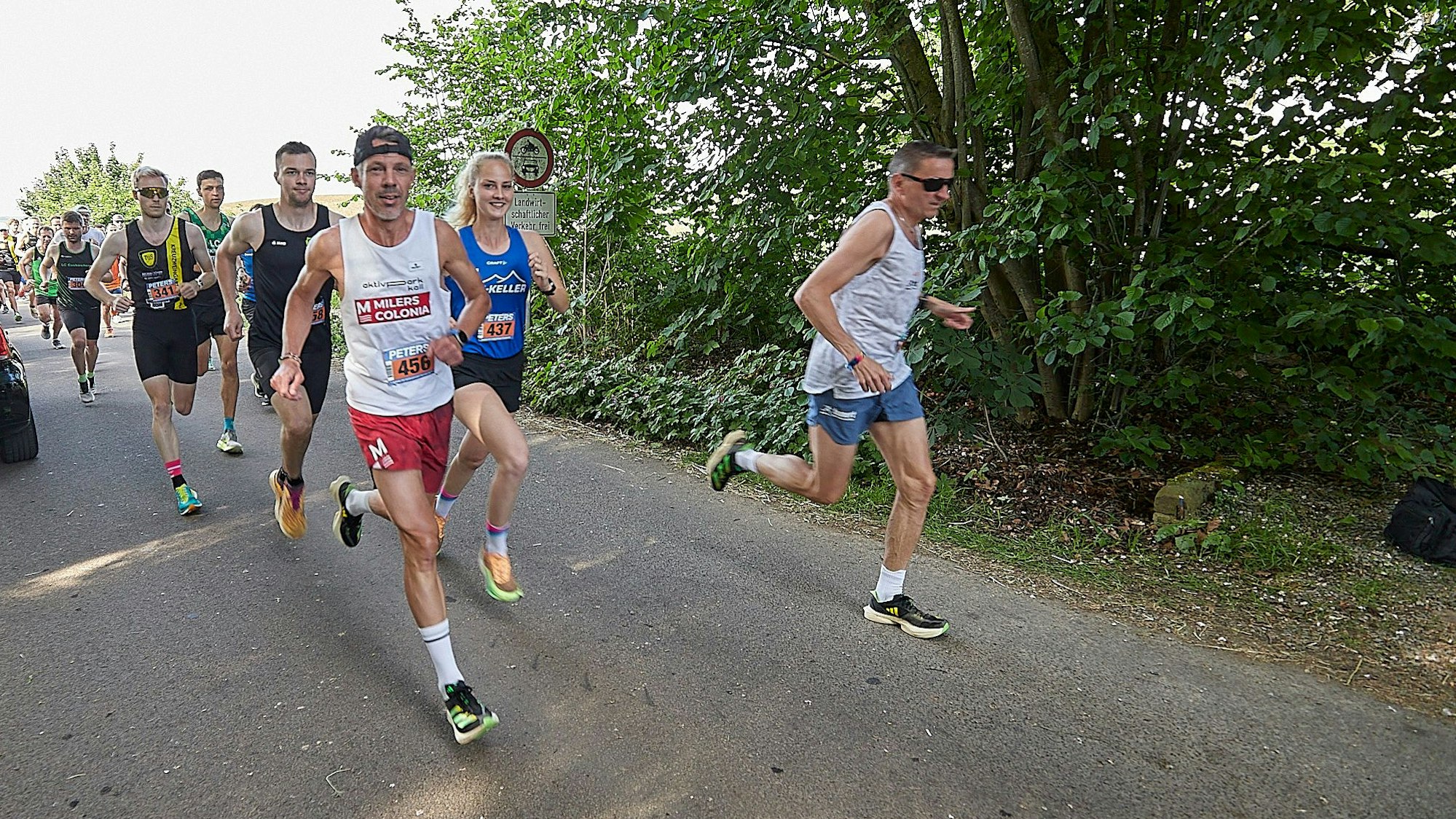 Schnellste Frau in Marmagen war Sonja Vernikov (Mitte), während Markus Mey (mit Kappe) bei den Männern Rang zwei hinter Marco Müller belegte.