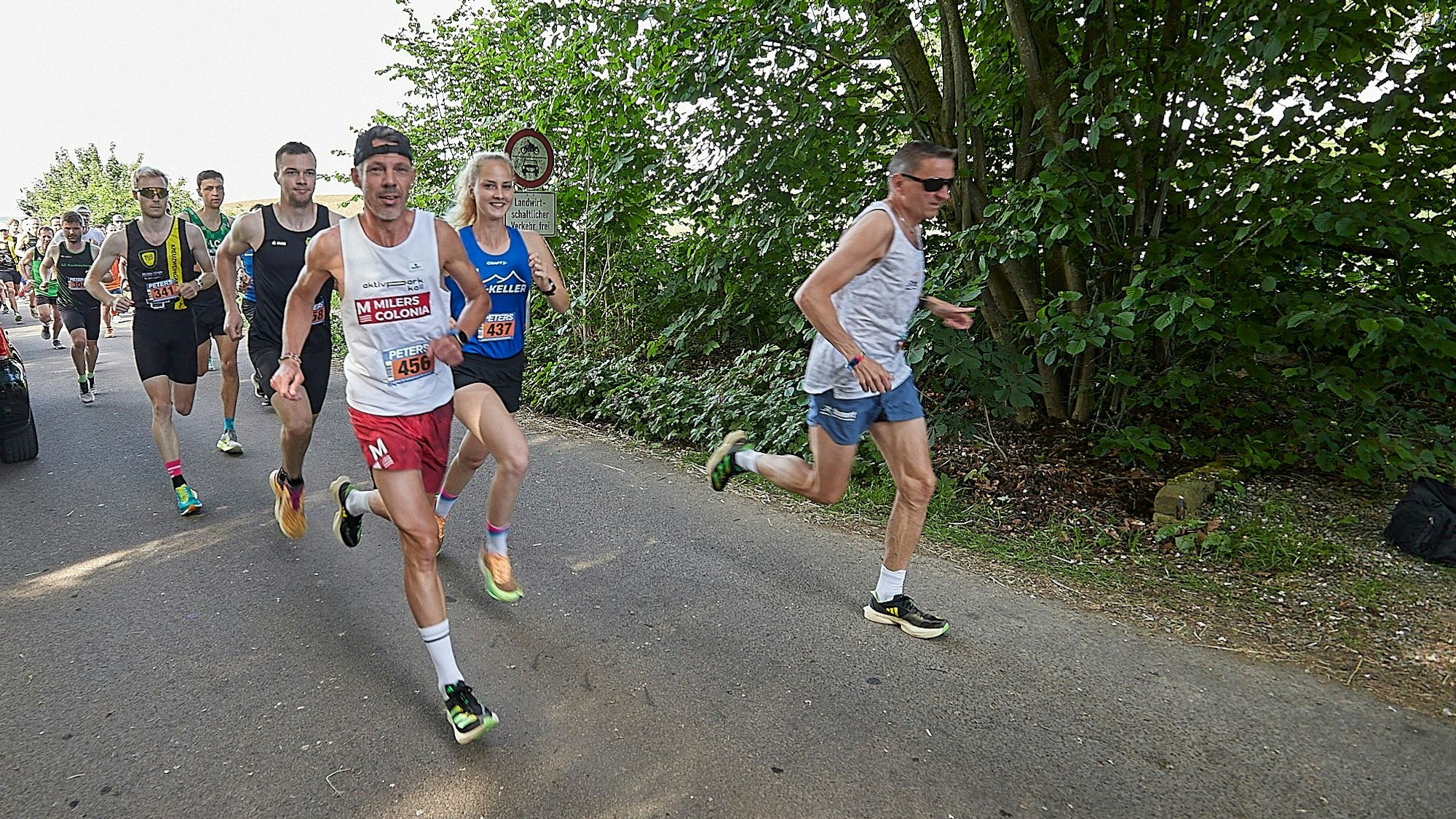 Schnellste Frau in Marmagen war Sonja Vernikov (Mitte), während Markus Mey (mit Kappe) bei den Männern Rang zwei hinter Marco Müller belegte.