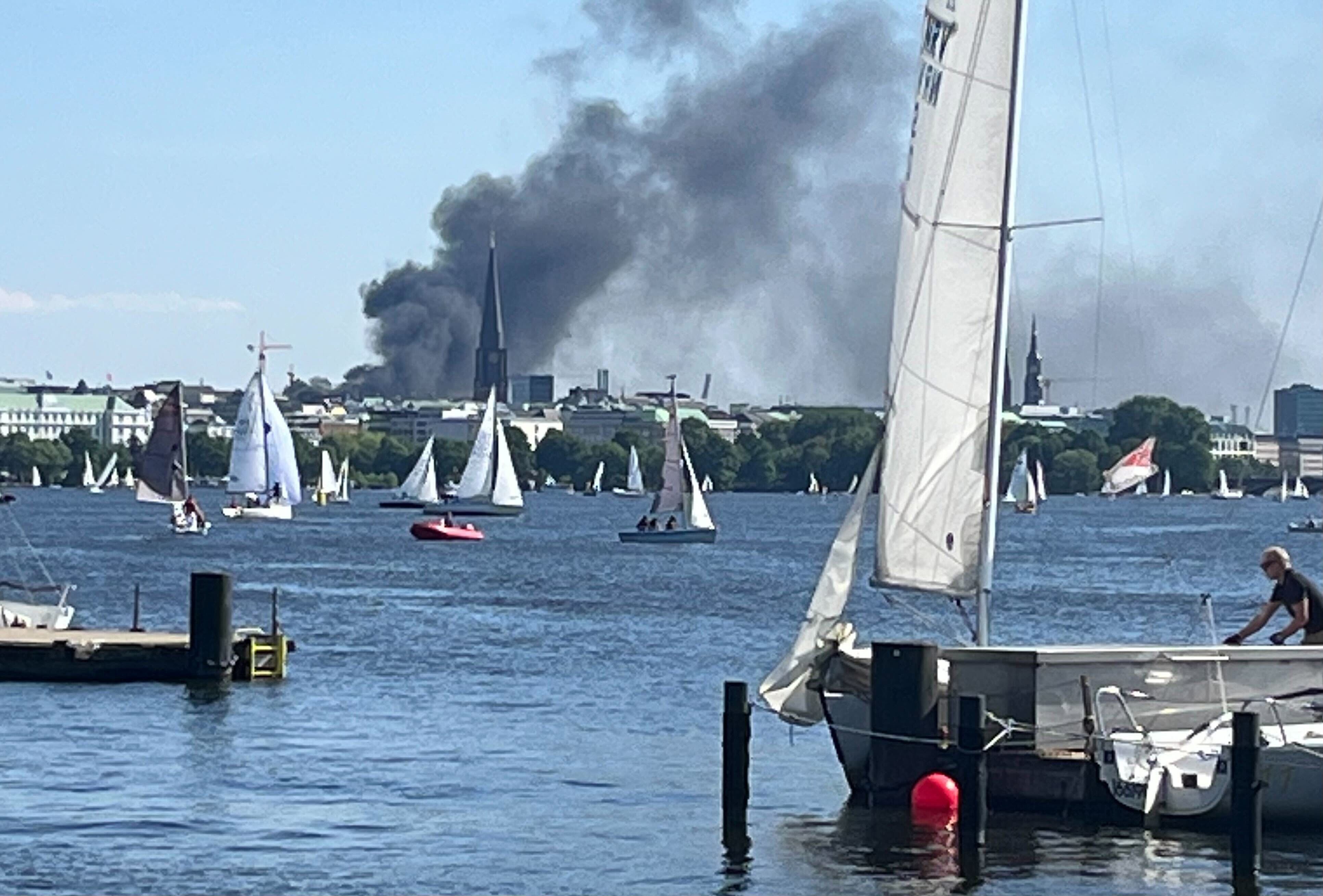 Eine Rauchwolke ist über der Alster in Hamburg zu sehen.