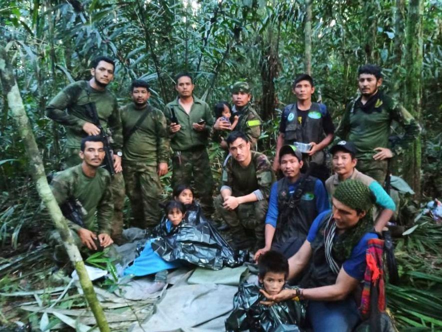 HANDOUT - 09.06.2023, Kolumbien, Solano-Dschungel: Auf diesem von der Pressestelle der kolumbianischen Streitkräfte veröffentlichten Foto posieren Soldaten und indigene Männer für ein Foto mit den vier Geschwistern, die nach einem tödlichen Flugzeugabsturz vermisst wurden, im Dschungel von Solano im kolumbianischen Bundesstaat Caqueta.