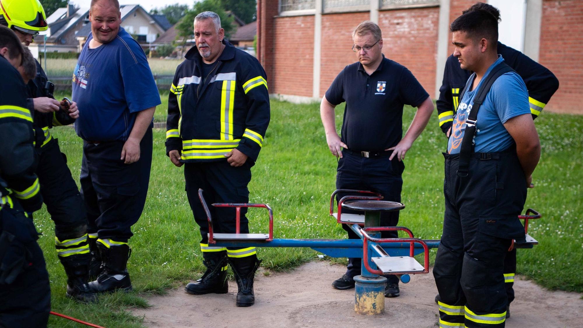 Einige Feuerwehrleute stehen um das Spielgerät in Wichterich herum.
