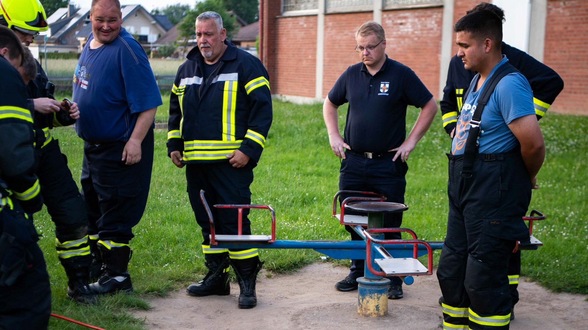Einige Feuerwehrleute stehen um das Spielgerät in Wichterich herum.