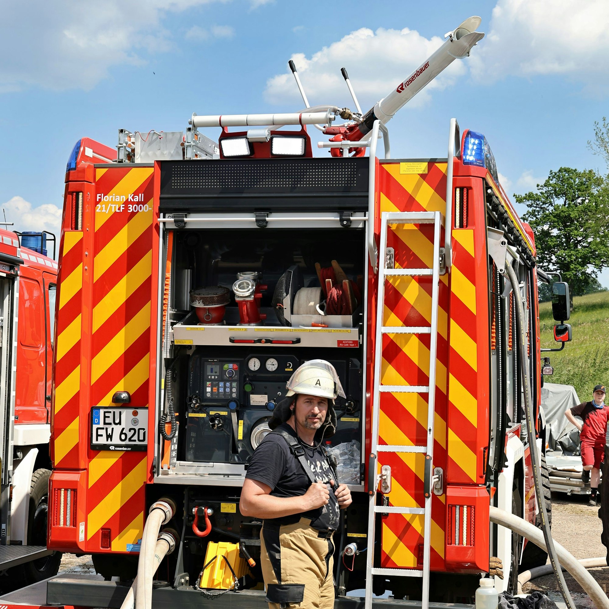 Der Maschinist an der Pumpe des TLF 3000, auf dessen Dach der Wasserwerfer montiert ist.