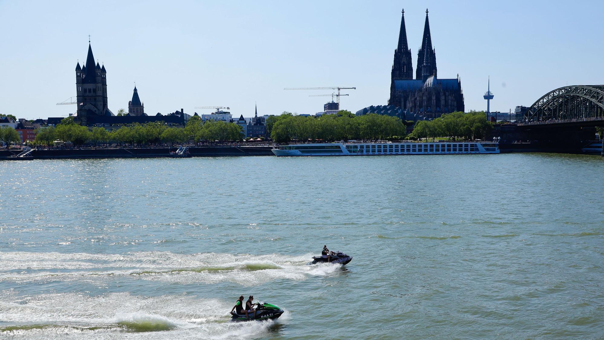 Das Deutzer Rheinufer mit Blick auf den Kölner Dom Anfang Juni