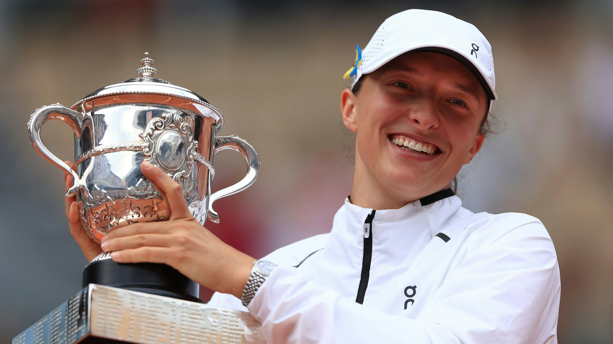 Poland's Iga Swiatek celebrates winning the women's final match of the French Open tennis tournament against Karolina Muchova of the Czech Republic in three sets, 6-2, 5-7, 6-4, at the Roland Garros stadium in Paris, Saturday, June 10, 2023. (AP Photo/Aurelien Morissard)