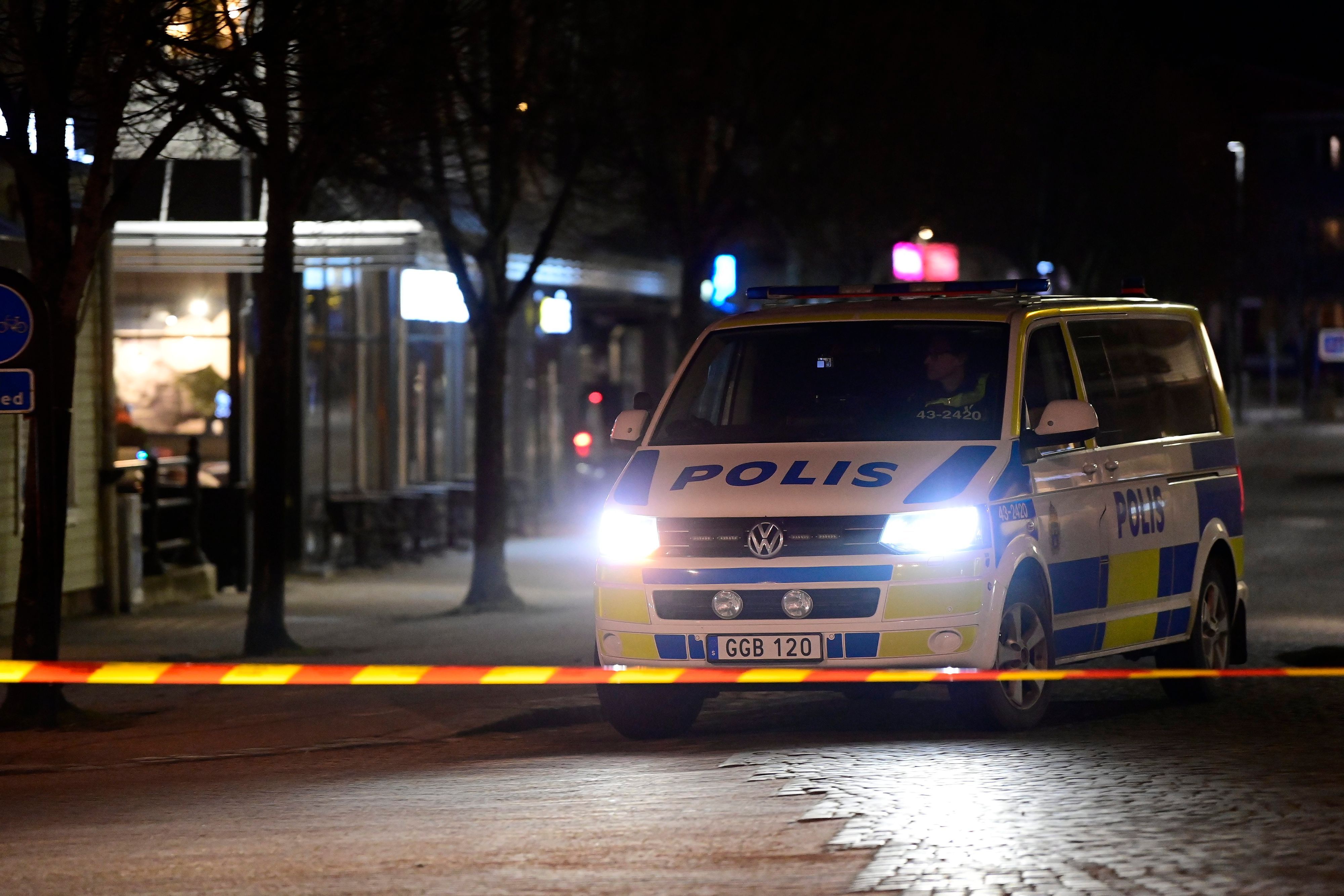 Ein Polizeiwagen steht an einem abgesperrten Bereich nach einem Angriff auf mehrere Menschen in Vetlanda.