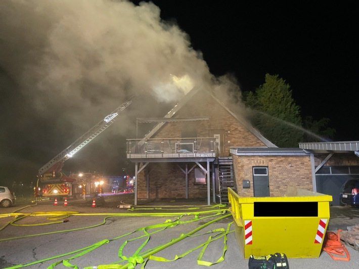 HANDOUT - 10.06.2023, Nordrhein-Westfalen, Alpen: Die Feuerwehr löscht den Dachstuhlbrand eines Mehrfamilienhauses. Die fünf Bewohner, unter ihnen zwei Kleinkinder, konnten das Gebäude rechtzeitig verlassen. Zwei Einsatzkräfte zogen sich leichte Verletztungen zu. (zu dpa: «Feuer im Dachgeschoss eines Mehrfamilienhauses - 200.000 Euro Schaden») Foto: Feuerwehr Alpen/dpa - ACHTUNG: Nur zur redaktionellen Verwendung im Zusammenhang mit der aktuellen Berichterstattung und nur mit vollständiger Nennung des vorstehenden Credits +++ dpa-Bildfunk +++