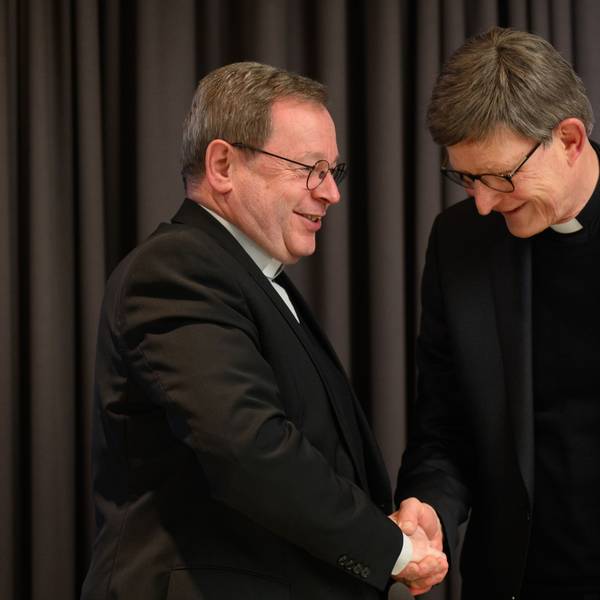Georg Bätzing (l), Bischof von Limburg und Vorsitzender der Deutschen Bischofskonferenz, begrüßt vor Beginn der Frühjahrsvollversammlung der Deutschen Bischofskonferenz Rainer Maria Kardinal Woelki, Erzbischof von Köln. Die Deutsche Bischofskonferenz ist das Führungsgremium der katholischen Kirche in Deutschland. Die Vollversammlung tritt zweimal im Jahr zusammen. +++ dpa-Bildfunk +++