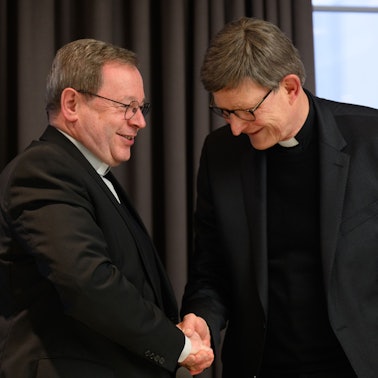 Georg Bätzing (l), Bischof von Limburg und Vorsitzender der Deutschen Bischofskonferenz, begrüßt vor Beginn der Frühjahrsvollversammlung der Deutschen Bischofskonferenz Rainer Maria Kardinal Woelki, Erzbischof von Köln. Die Deutsche Bischofskonferenz ist das Führungsgremium der katholischen Kirche in Deutschland. Die Vollversammlung tritt zweimal im Jahr zusammen. +++ dpa-Bildfunk +++