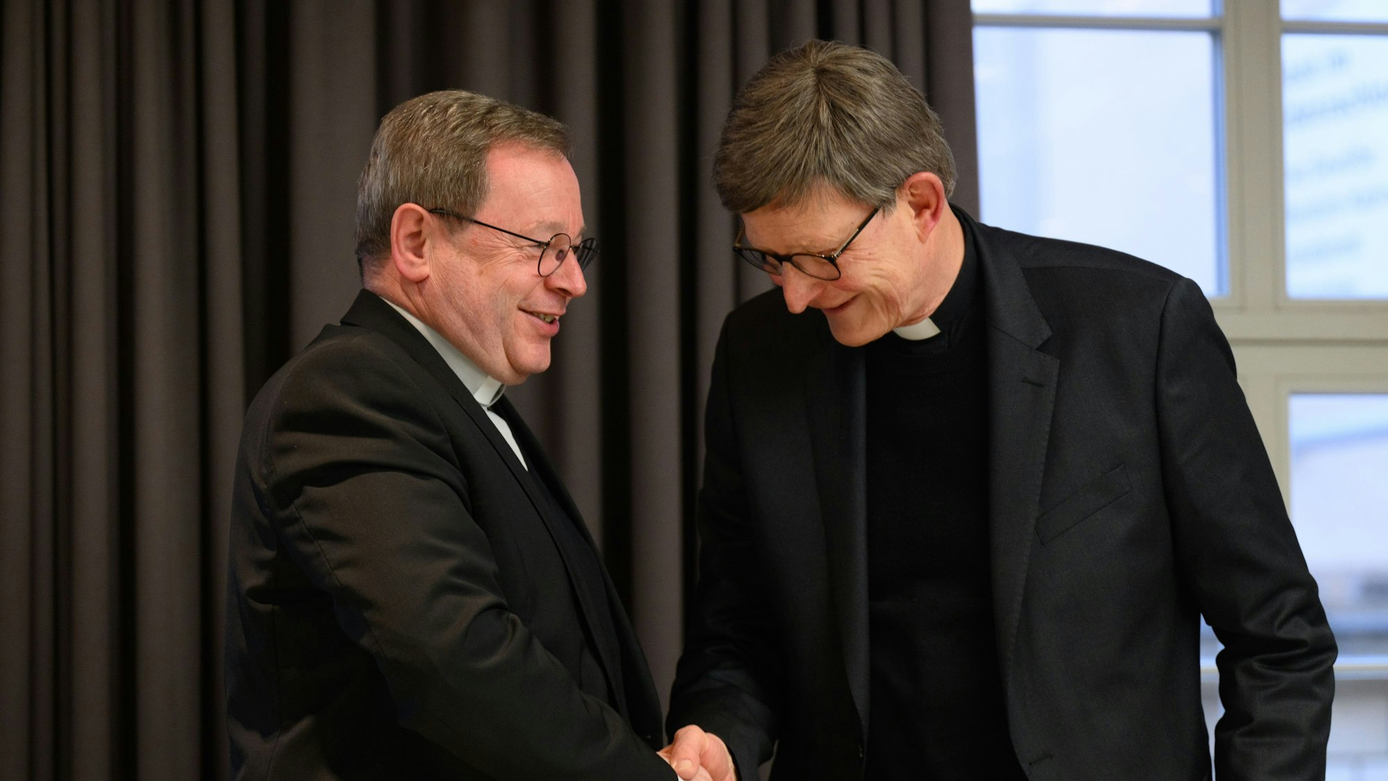 Georg Bätzing (l), Bischof von Limburg und Vorsitzender der Deutschen Bischofskonferenz, begrüßt vor Beginn der Frühjahrsvollversammlung der Deutschen Bischofskonferenz Rainer Maria Kardinal Woelki, Erzbischof von Köln. Die Deutsche Bischofskonferenz ist das Führungsgremium der katholischen Kirche in Deutschland. Die Vollversammlung tritt zweimal im Jahr zusammen. +++ dpa-Bildfunk +++