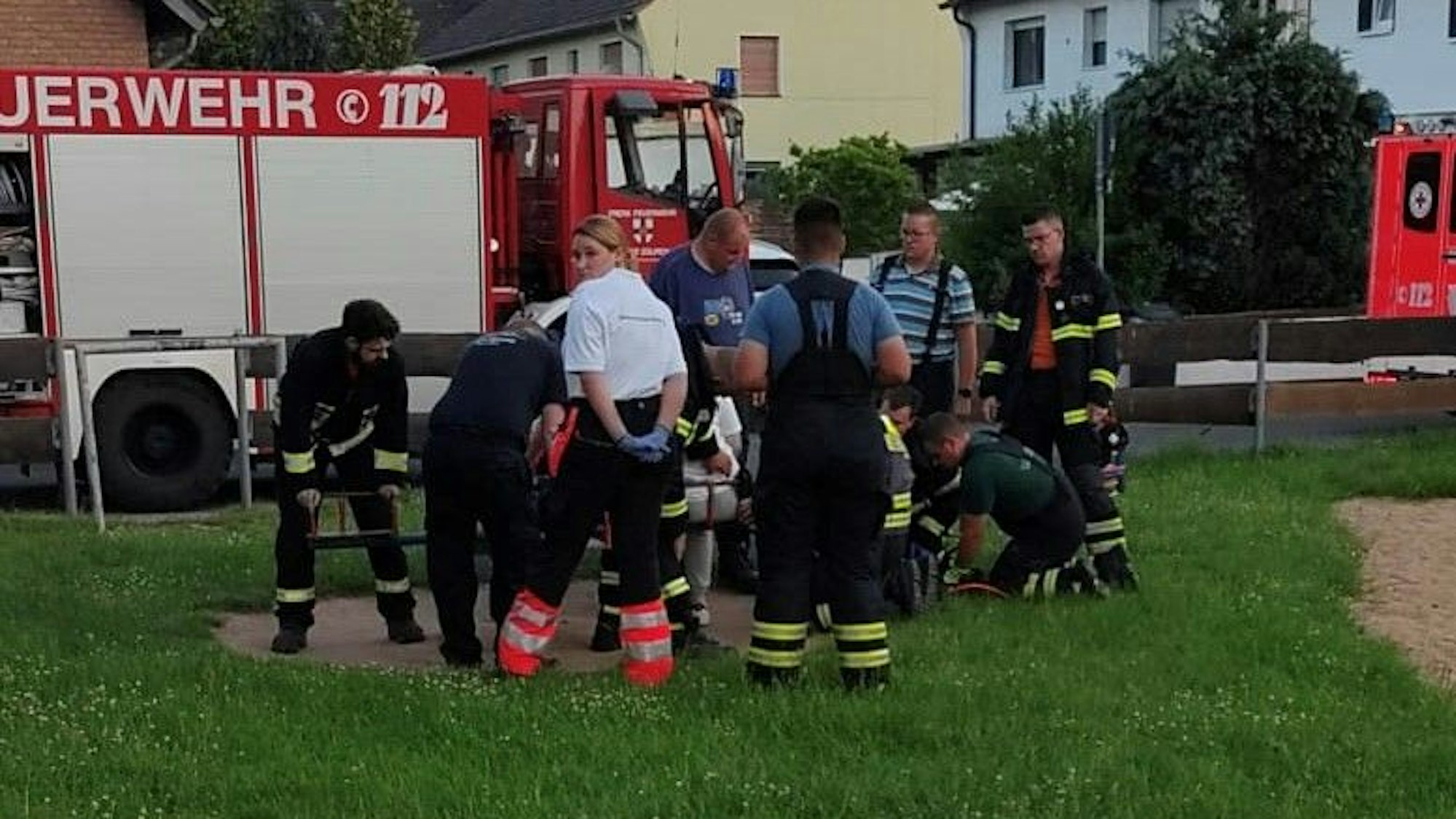 Mit vereinten Kräften versuchen die Einsatzkräfte, die Teenagerin aus dem Karussell zu befreien.