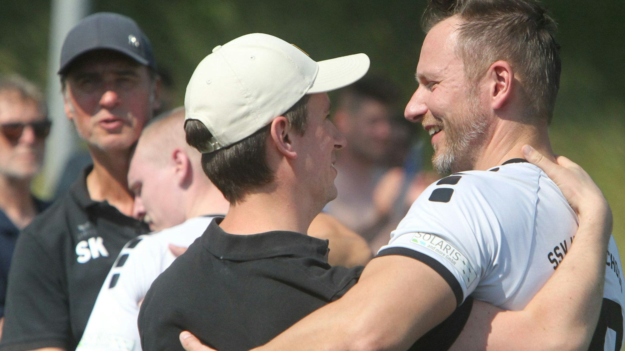 Happerschoß-Trainer Marvin Proba freut sich mit Kapitän Dominik Müller (rechts).