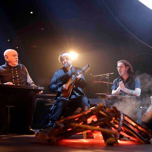 Am Lagerfeuer: Peter Gabriel und drei seiner sieben insgesamt Musiker (v.l.) Richard Evans, Josh Shpak und Tony Levin.