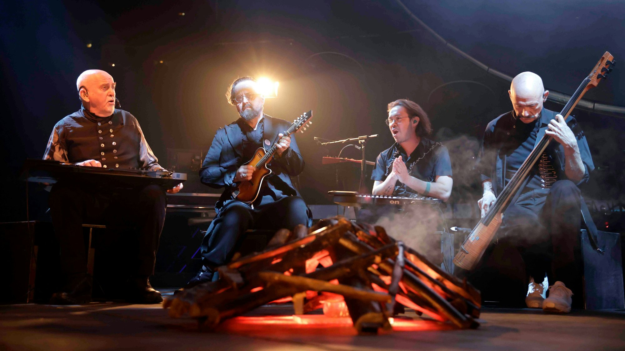 Am Lagerfeuer: Peter Gabriel und drei seiner sieben insgesamt Musiker (v.l.) Richard Evans, Josh Shpak und Tony Levin.