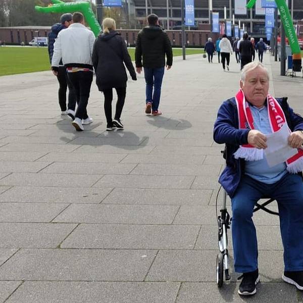 Das Foto zeigt den langjährigen Fußball-Schiedsrichter Willi Hamacher. Weil er nicht mehr so gut zu Fuß ist, greift er auf einen Rollator zurück.