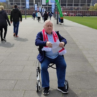 Das Foto zeigt den langjährigen Fußball-Schiedsrichter Willi Hamacher. Weil er nicht mehr so gut zu Fuß ist, greift er auf einen Rollator zurück.