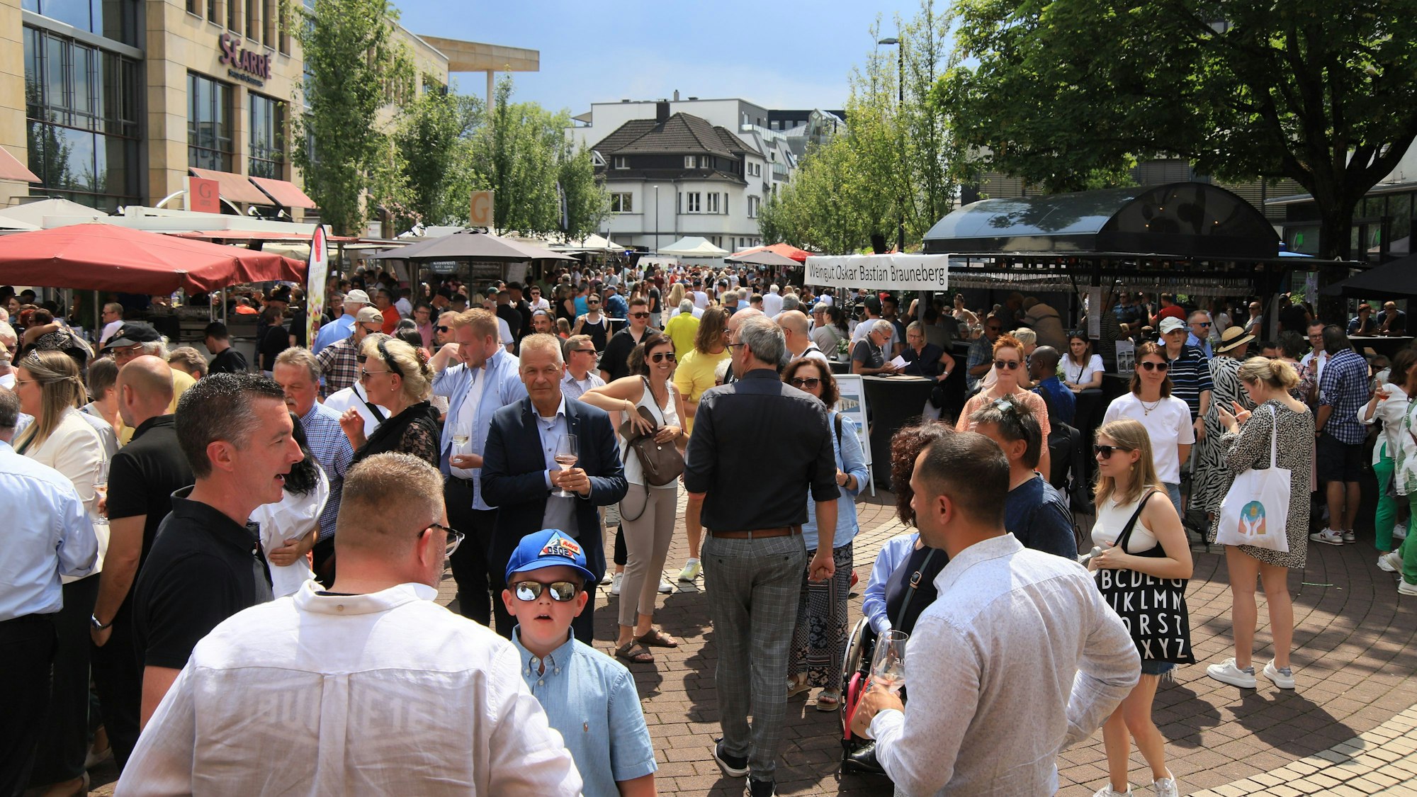 Besucher eines Fests in einer Fußgängerzone
