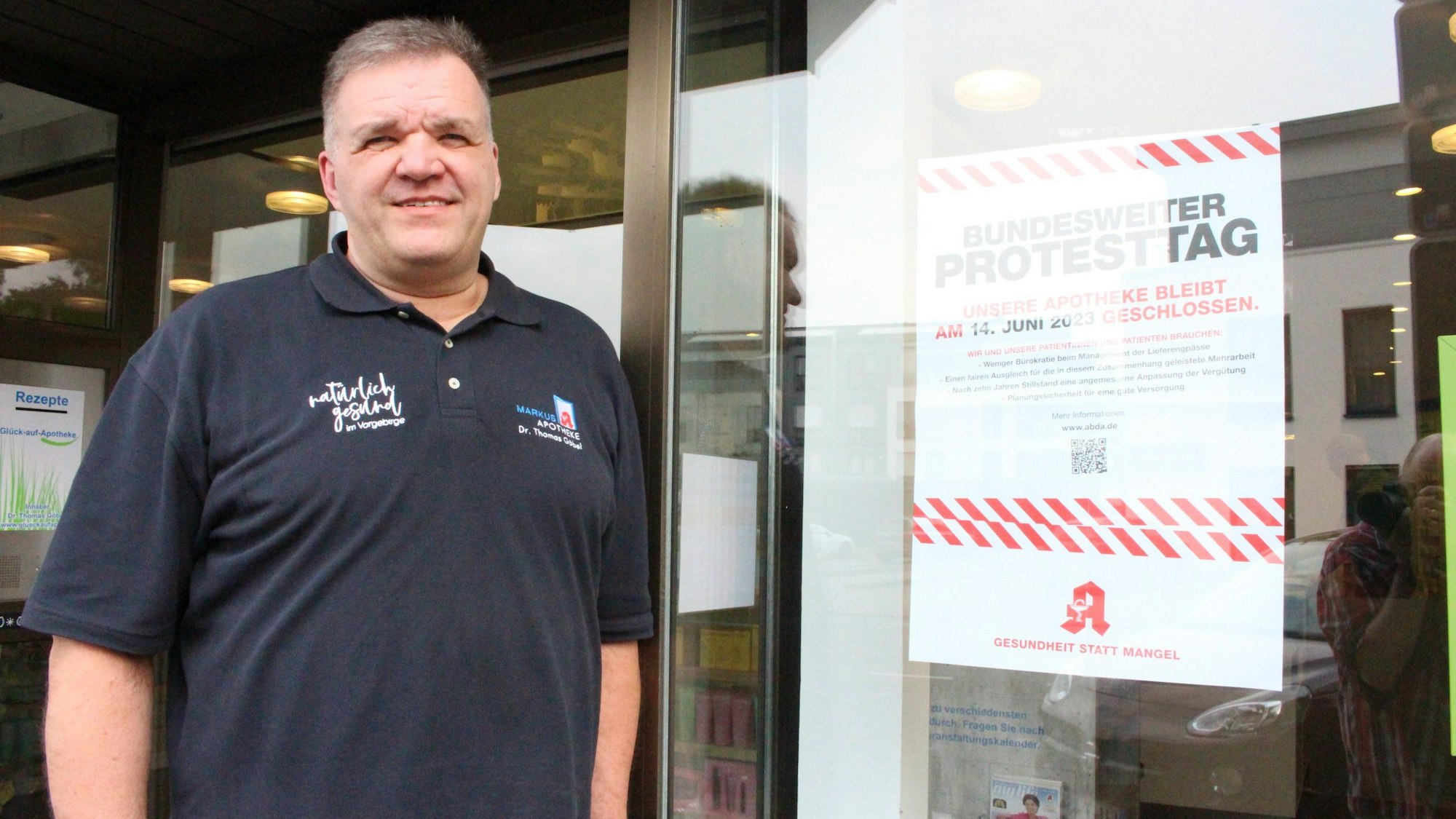 Dr. Thomas Göbel steht vor seinem Geschäft in Mechernich.