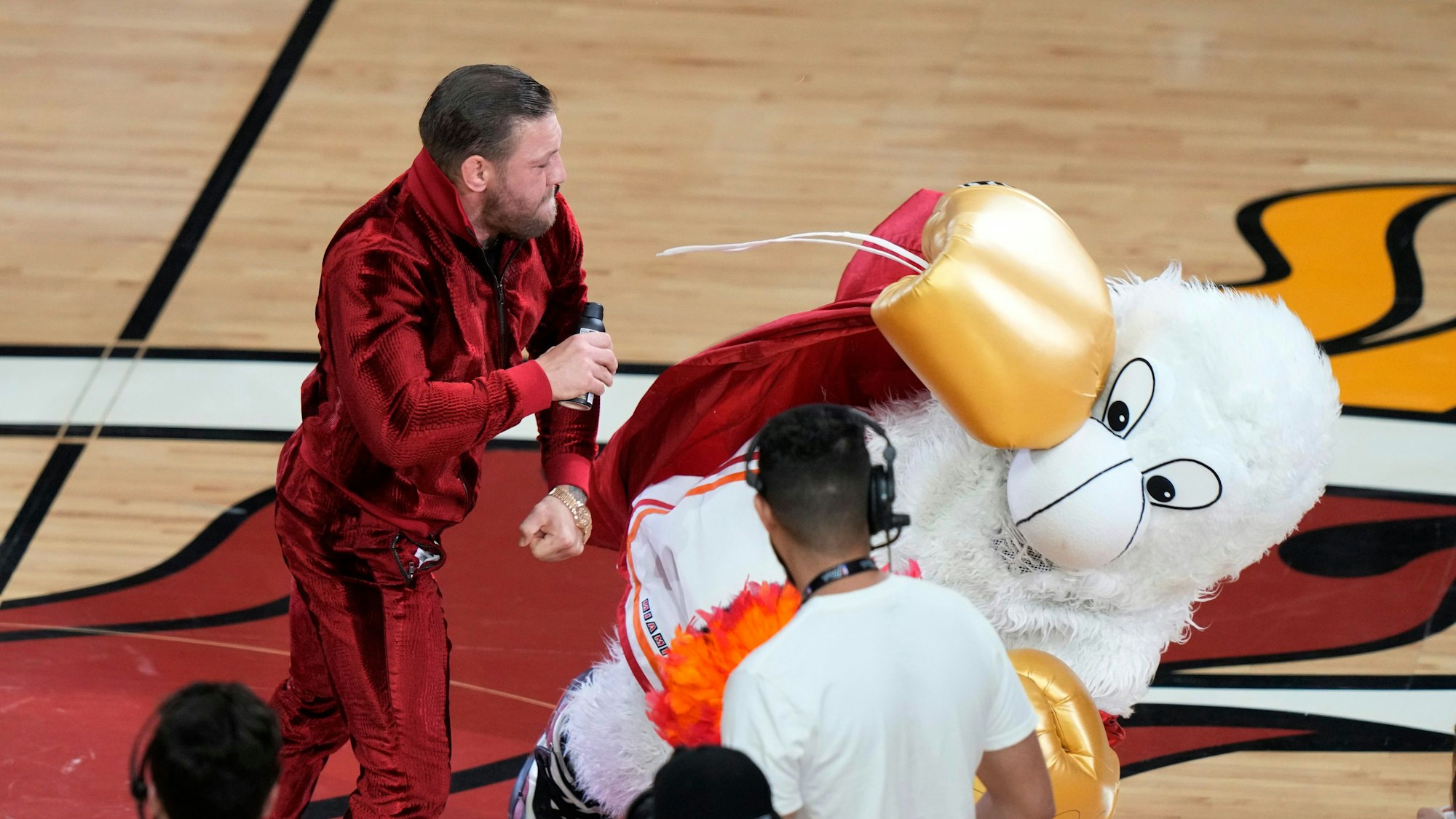 Conor McGregor schlägt „Burnie“, das Maskottchen der Miami Heat, während einer Pause in Spiel 4 der Basketball-NBA-Finals gegen die Denver Nuggets.