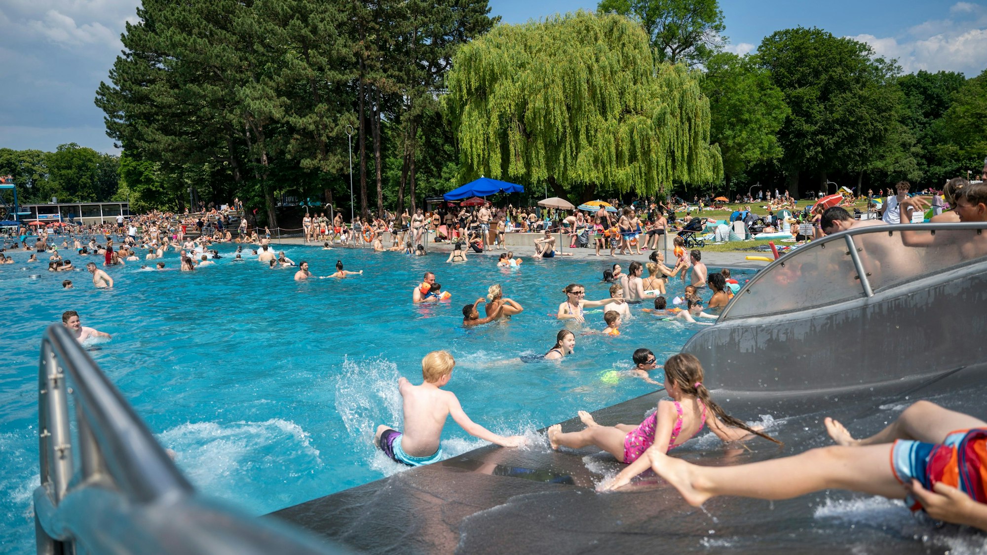 10.06.2023, Köln: Das Stadionbad ist ein beliebtes Freibad. Foto: Uwe Weiser
