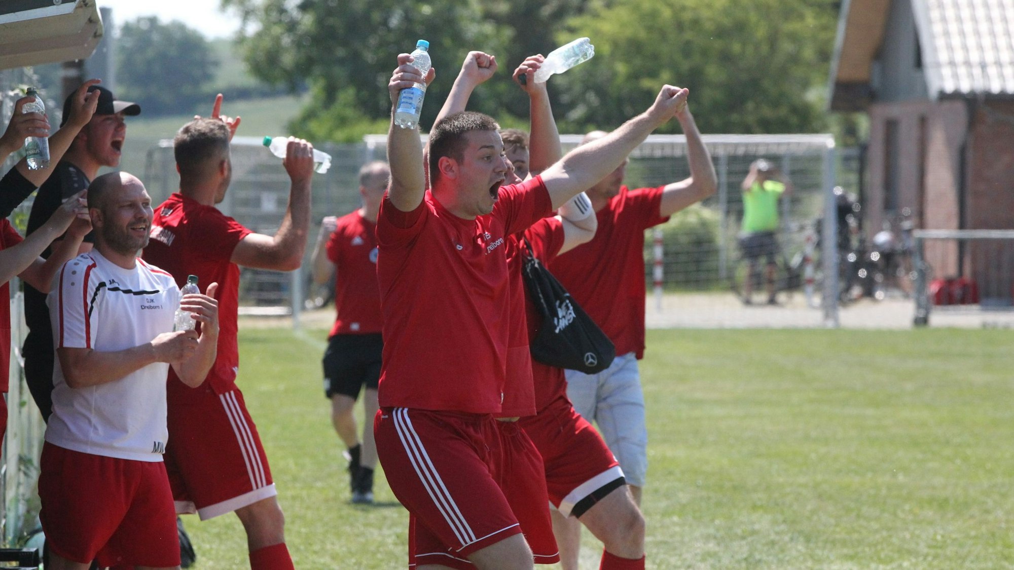 Die Ersatzbank der DJK Dreiborn springt auf und jubelt.
