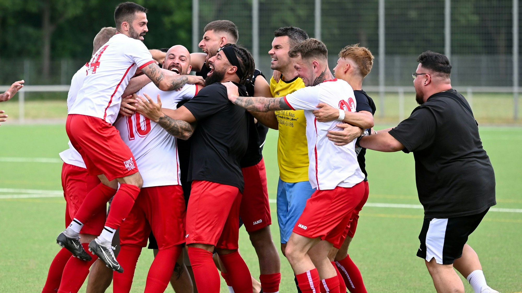 11.06.2023, Fussball-Porz - Endenich
Torjubel bei Porz
Torschütze Tugay Düzelten (10)
Foto: Uli Herhaus