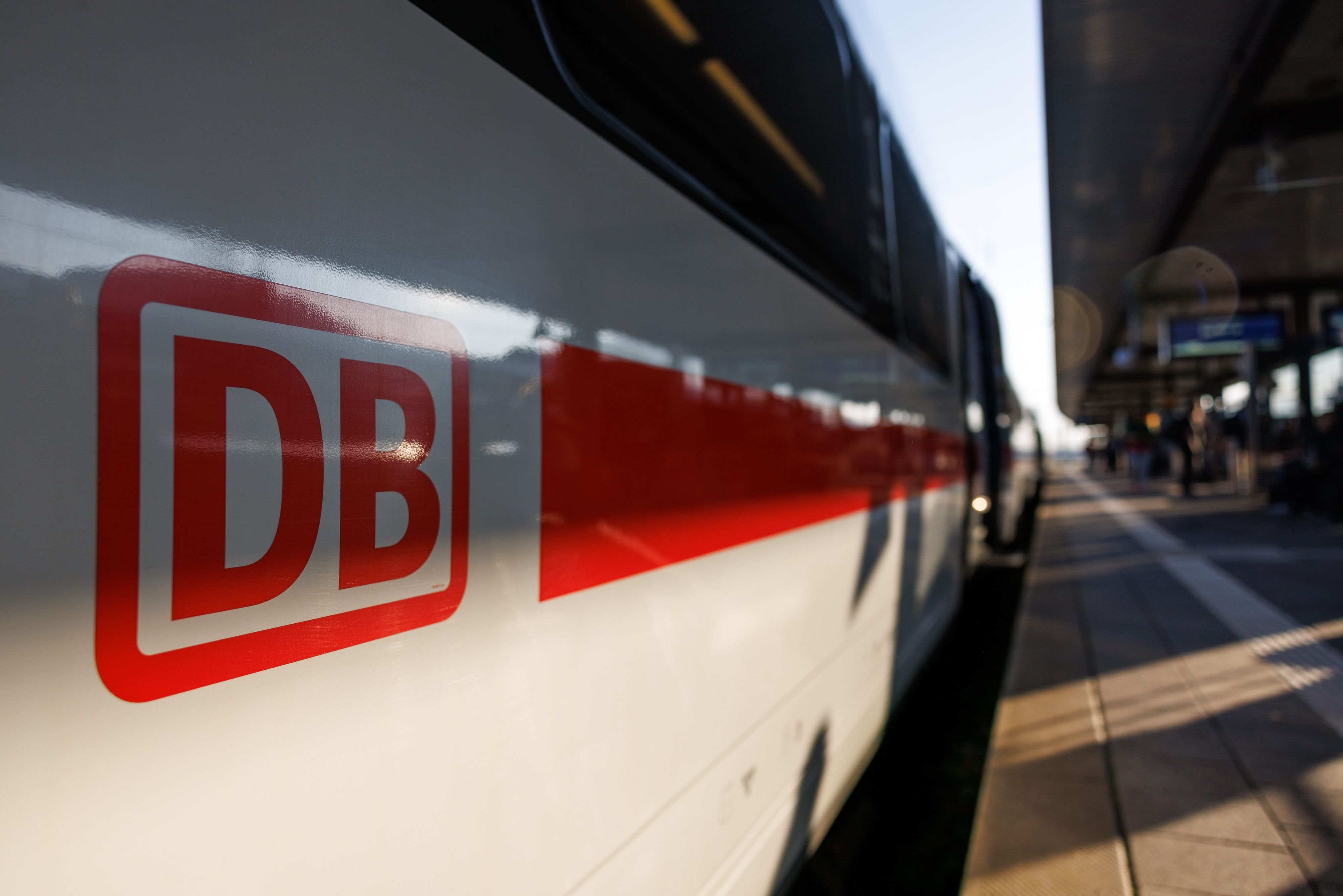 Ein ICE steht am Nürnberger Hauptbahnhof am Gleis.