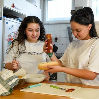 Das Foto zeigt die drei Mädchen Sonmaya, Tugba und Katinka. Sie servierten Speisen und Getränke.