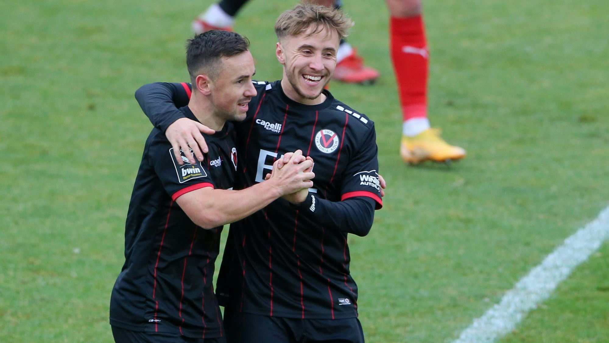 Zwei Fußballspieler jubeln nach einem Tor.