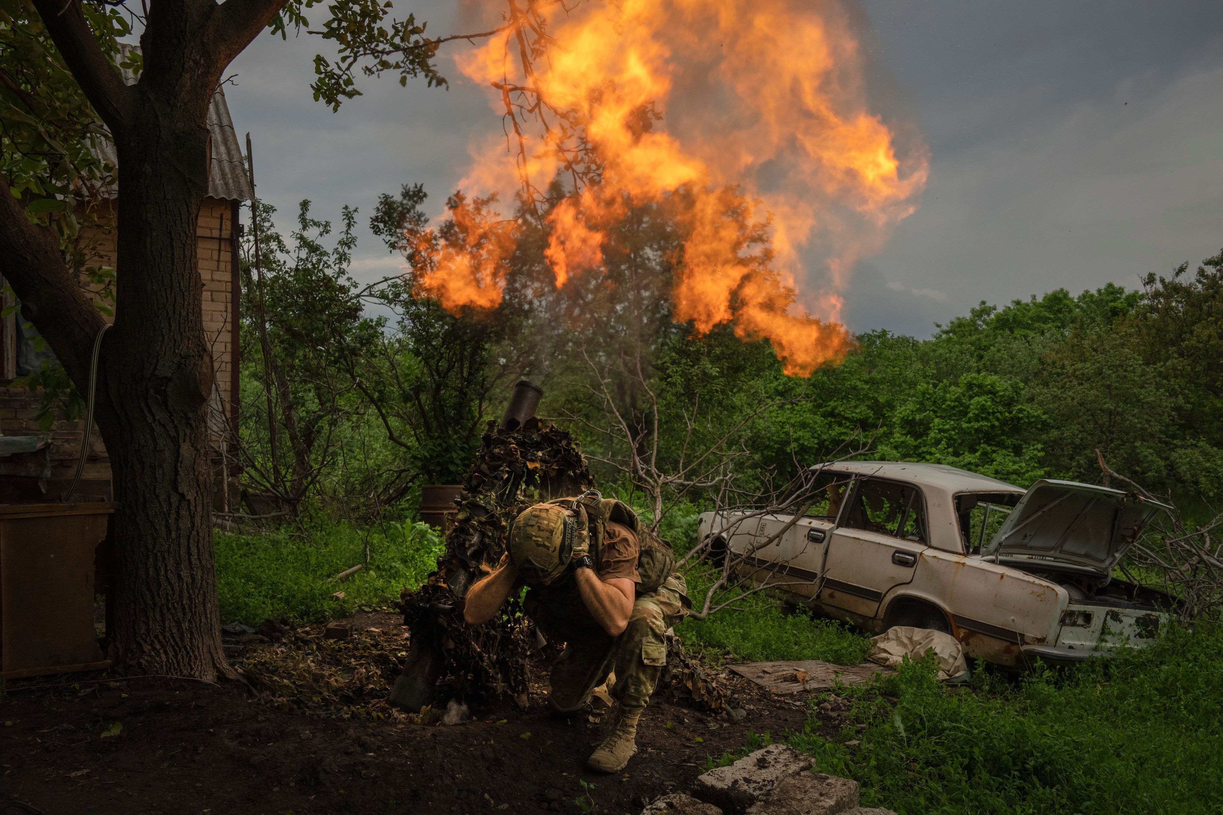 28.05.2023, Ukraine, Bachmut: Ein ukrainischer Soldat feuert einen Granatenwerfer auf russische Stellungen an der Frontlinie in der Nähe von Bachmut. Foto: Efrem Lukatsky/AP/dpa +++ dpa-Bildfunk +++