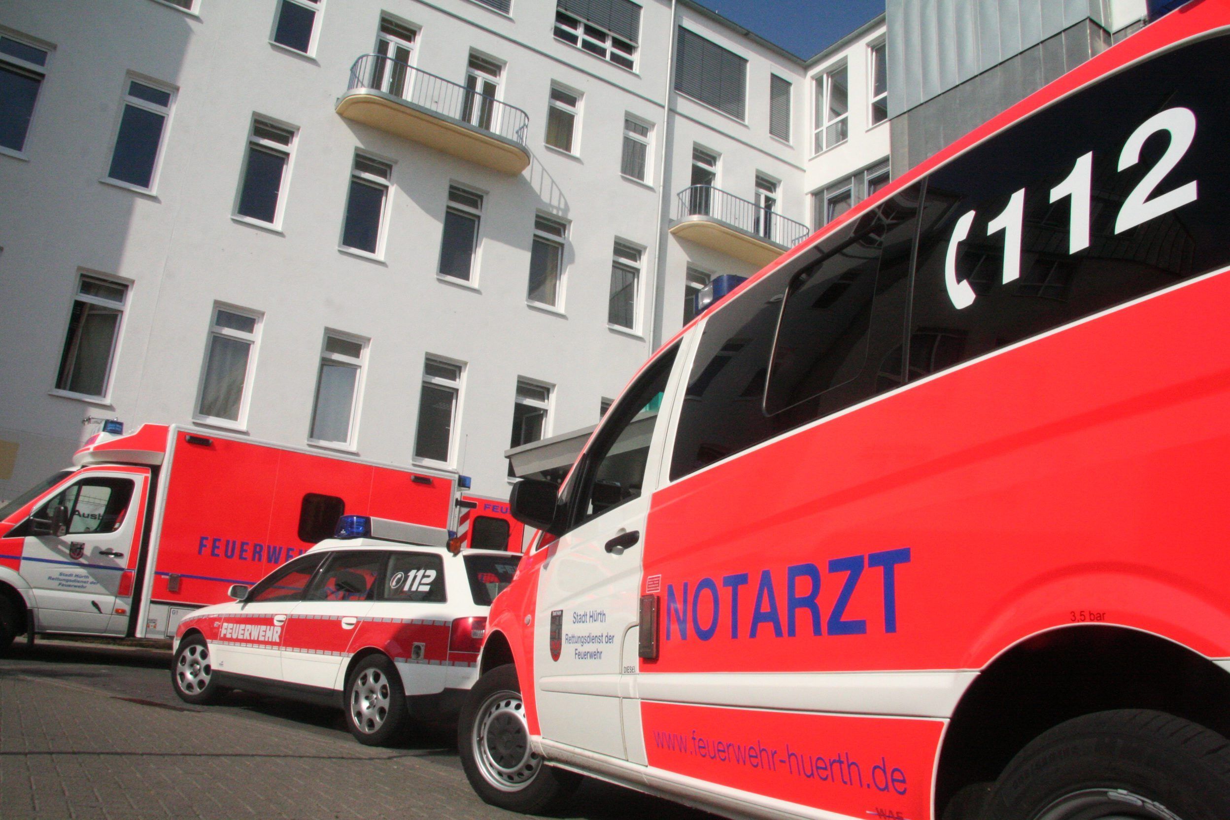 Das Foto zeigt einen Notarztwagen.