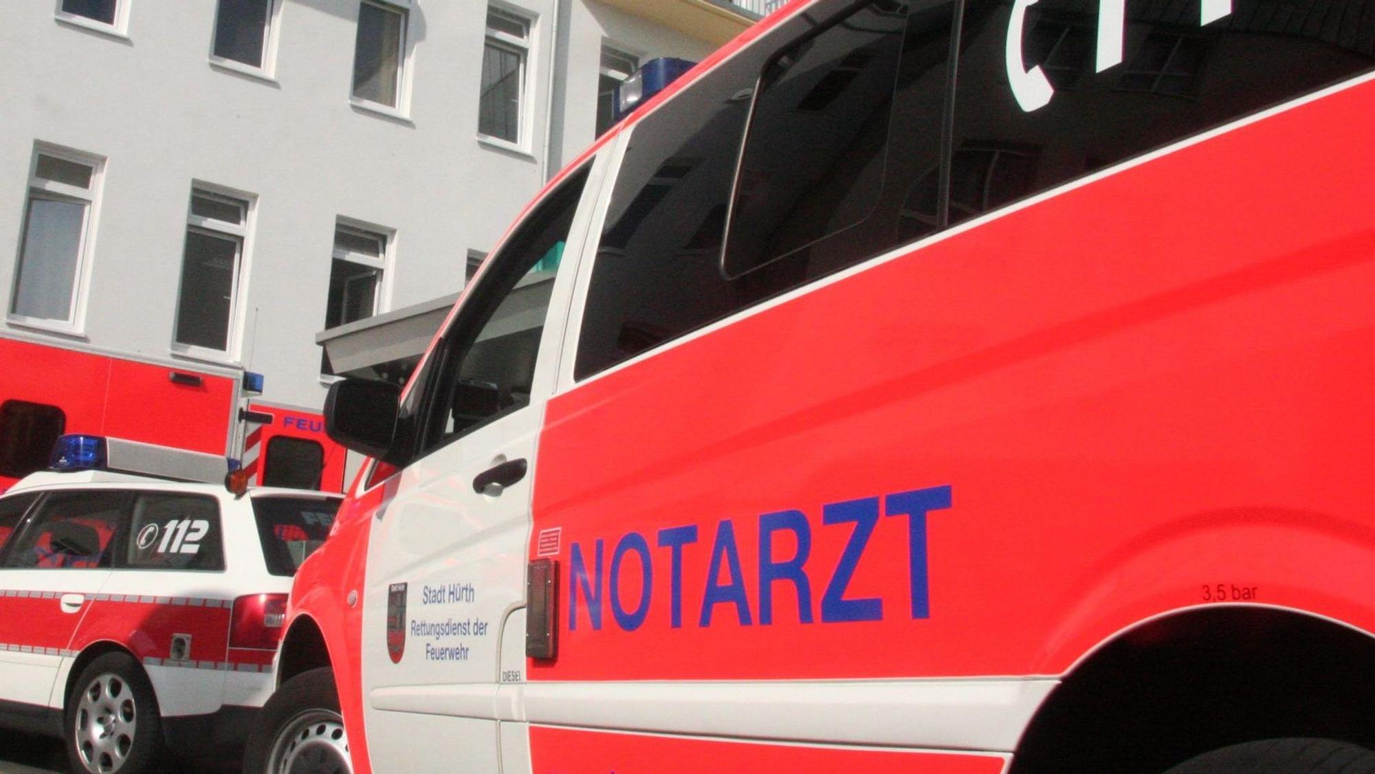 Das Foto zeigt einen Notarztwagen.